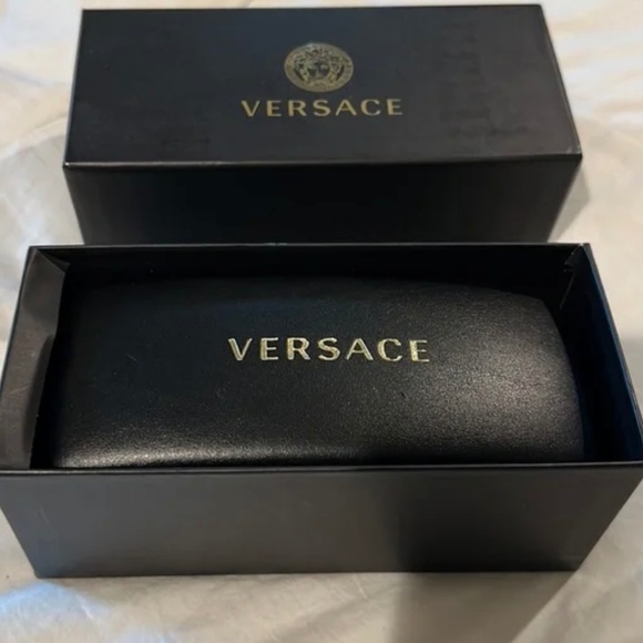 NWT Versace Polarized Black Sunglasses AUTHENTICATED main image 9